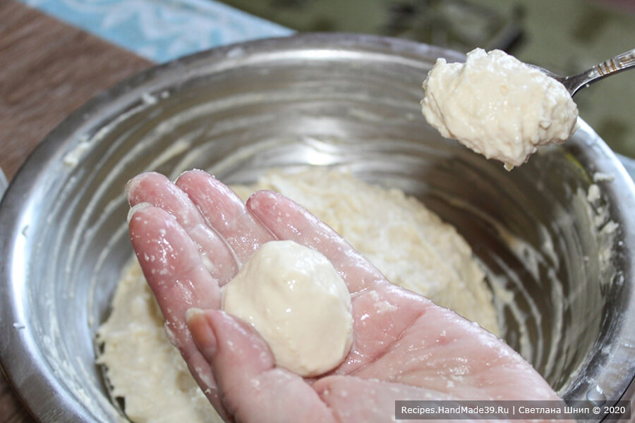 Творожные пончики «Абрикосы» – фото шаг 6. Приготовление творожных пончиков: сформировать шарик с помощью ложки, смоченной в воде