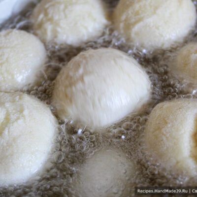 Творожные пончики «Абрикосы» – фото шаг 9. Обжарить творожные шарики в большом количестве масла