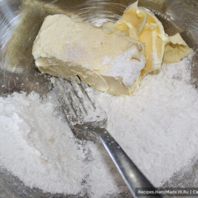 Печенье с инжиром – фото шаг 1. Соединить размягчённое сливочное масло, крахмал, соль, сахарную пудру