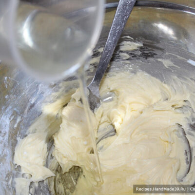 Печенье с инжиром – фото шаг 3. Добавить растительное масло