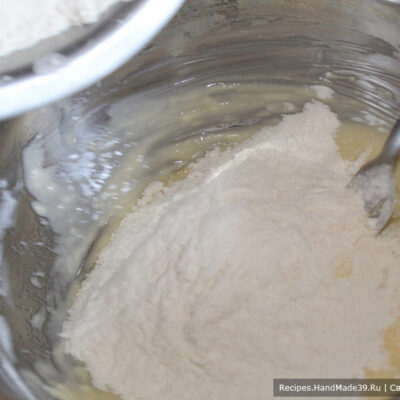 Печенье с инжиром – фото шаг 5. Муку просеять через сито, высыпать бо́льшую часть муки в тесто. Размешать