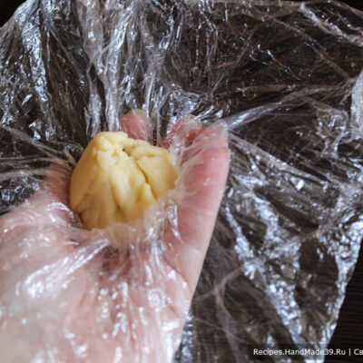 Печенье с инжиром – фото шаг 13. С помощью пищевой плёнки сформировать печенье в форме инжира
