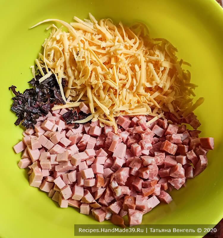 Булочки-пиццы – фото шаг 7. Приготовление начинки: нарезать кубиками колбасу, натереть на крупную тёрку сыр, я добавила чуть фиолетового базилика, перемешать.