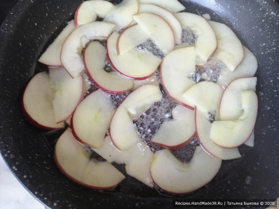 Яблочный рулет – фото шаг 11. Приготовление яблочных «розочек»: вымытое яблоко разрезать пополам и затем нарезать тонкими пластинками. В сковороду насыпать сахар, влить воду, положить яблоки и проварить 2 минуты, остудить