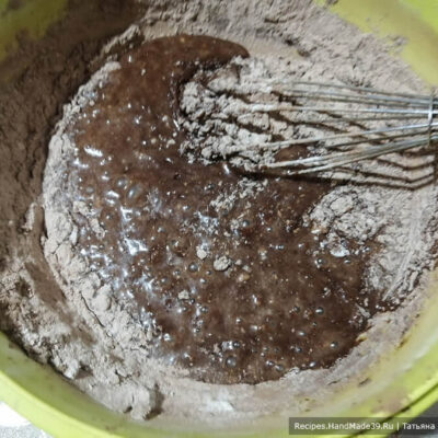 Шоколадный торт «Вишнёвый каприз» – фото шаг 2. Приготовление бисквита