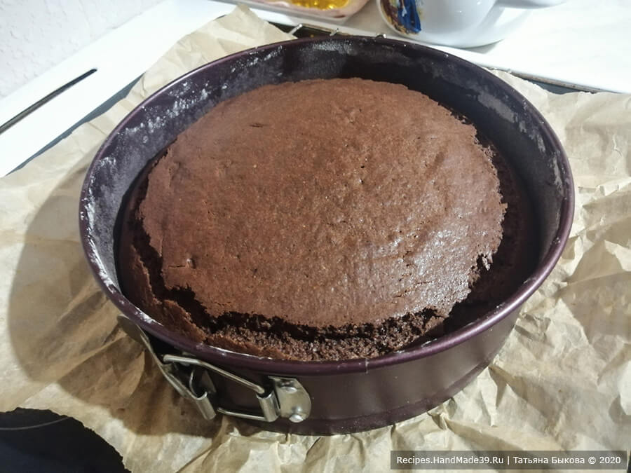 Шоколадный торт «Вишнёвый каприз» – фото шаг 4. Выпекать бисквит 35 минут в духовке, разогретой до температуры 180 °C