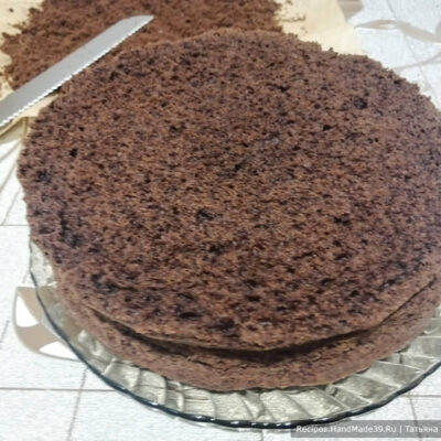 Шоколадный торт «Вишнёвый каприз» – фото шаг 5. Выпеченный бисквит перевернуть на решётку. Остудить. Срезать верхушку
