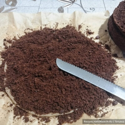 Шоколадный торт «Вишнёвый каприз» – фото шаг 6. Размять срезанную верхушку бисквита в крошку