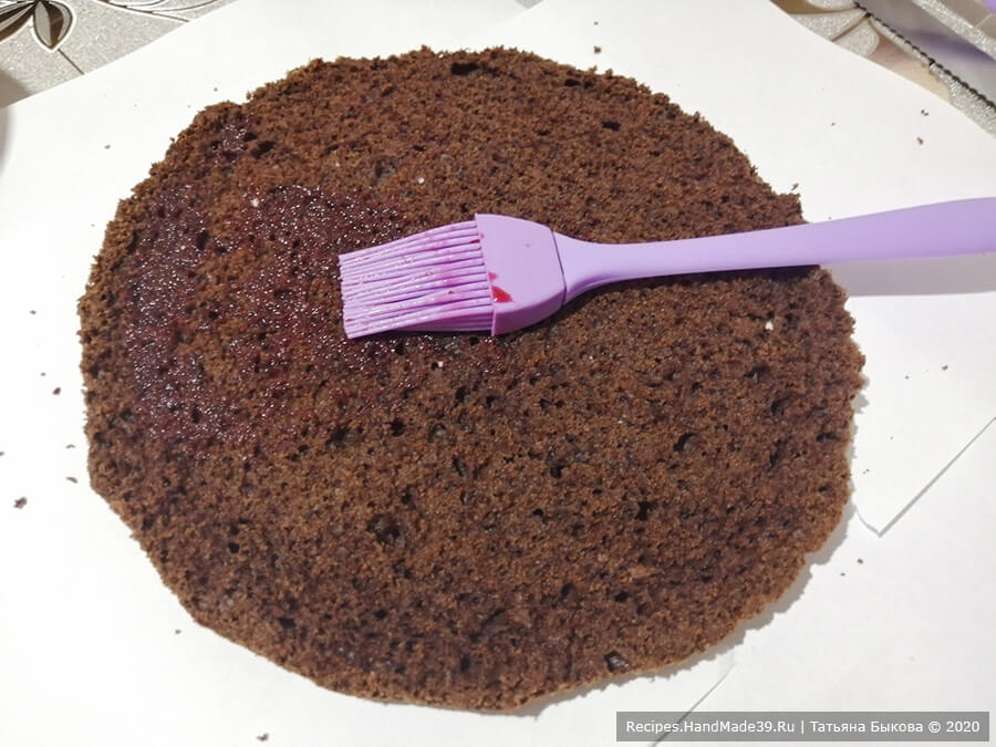 Шоколадный торт «Вишнёвый каприз» – фото шаг 9. Сборка торта