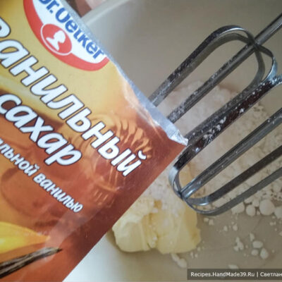 Печенье «Шампиньоны» – фото шаг 4. Масло комнатной температуры взбить миксером с сахарной пудрой и ванилином