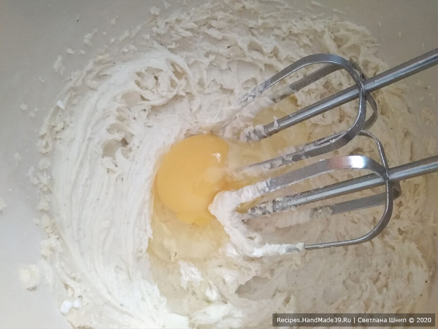 Печенье «Шампиньоны» – фото шаг 5. Добавить яйца, ещё раз тщательно взбить до однородности. Важно, чтобы ингредиенты были одинаковой температуры! 