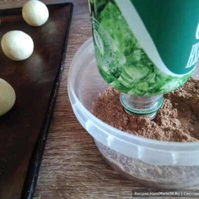 Как сделать из теста грибы-шампиньоны, шаг 1: окунуть сухое горлышко пластиковой бутылки в какао-порошок