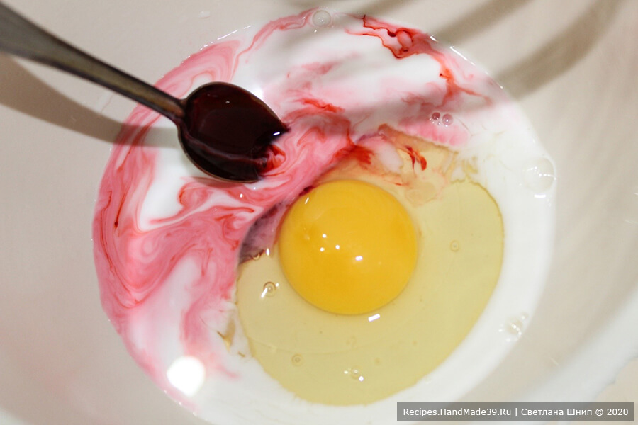 Печенье «Красный бархат» – фото шаг 3. Яйцо соединить с молоком, добавить пищевой краситель, перемешать