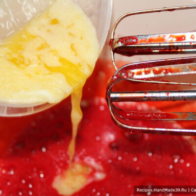Печенье «Красный бархат» – фото шаг 4. Соединяем сухую смесь, растопленное сливочное масло, яично-молочную смесь