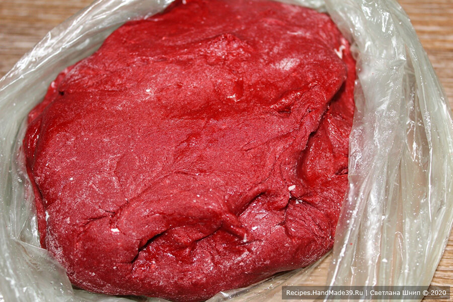 Печенье «Красный бархат» – фото шаг 6. Тесто обернуть пищевой плёнкой и убрать в холодильник на 2 часа
