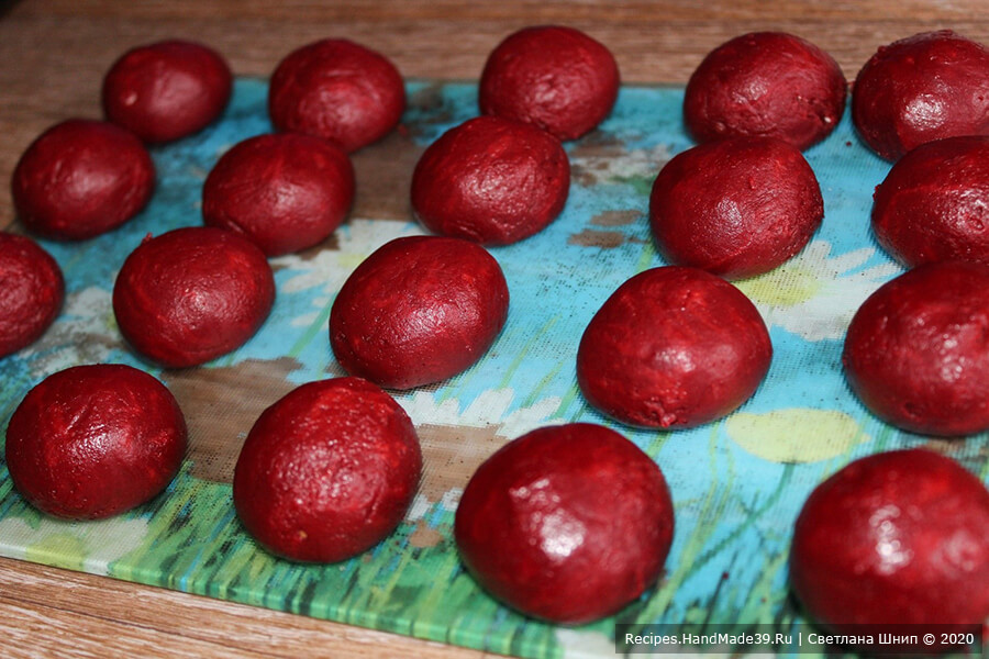 Печенье «Красный бархат» – фото шаг 7. Тесто разделить на небольшие части, ладонями сформировать небольшие шарики