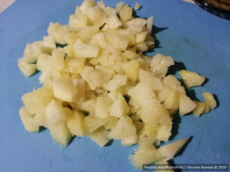 Салат с креветками – фото шаг 3. Консервированные ананасы откинуть на сито и дать стечь. Нарезать кубиками