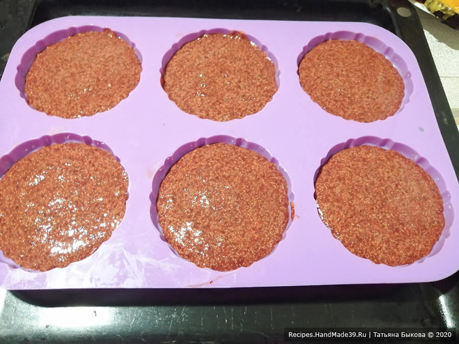 Печёночные кексы с начинкой – фото шаг 3. Силиконовую форму на 10 кексов смазать маслом. В каждое углубление формы выложить по 2 ст. л. печёночной массы