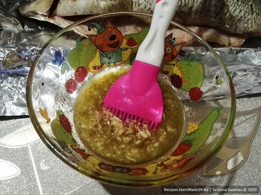 Рыба в медово-чесночном соусе – фото шаг 4. Для соуса растопить сливочное масло, добавить к нему жидкий (или растопленный) мёд. 