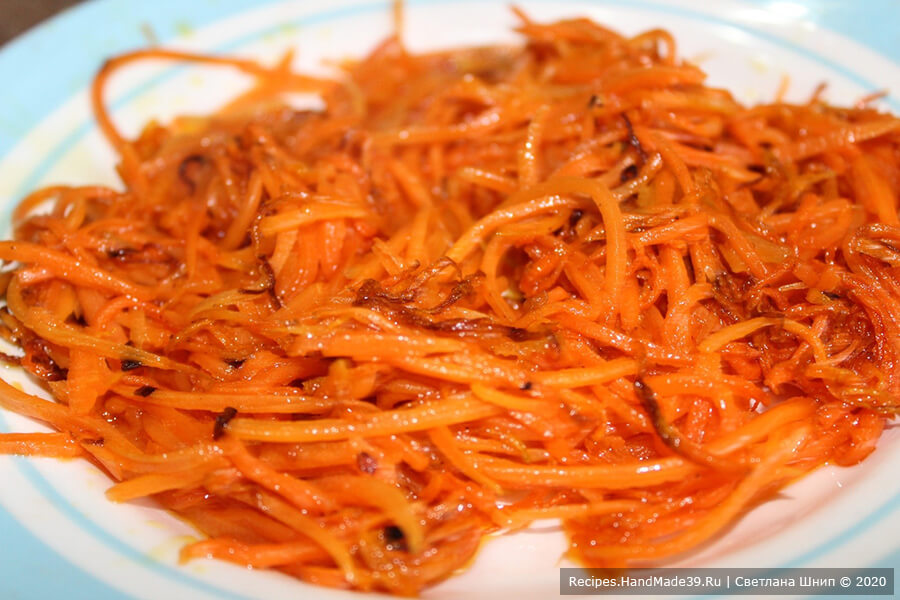 Салат «Бычок» – фото шаг 1. Приготовление салата: морковь вымыть, натереть на тёрке для корейской моркови, слегка обжарить