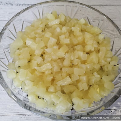 Салат с курицей и ананасами – фото шаг 9. 3-й слой – нарезанные консервированные ананасы