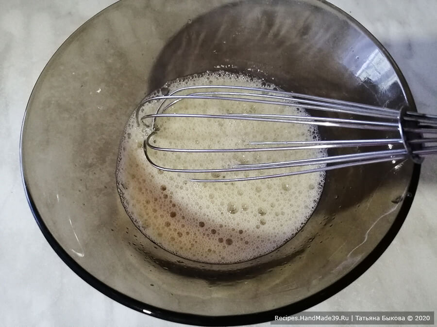 Медовик на сковороде – фото шаг 3. Взбить яйца и тонкой струйкой, помешивая, влить в горячую смесь