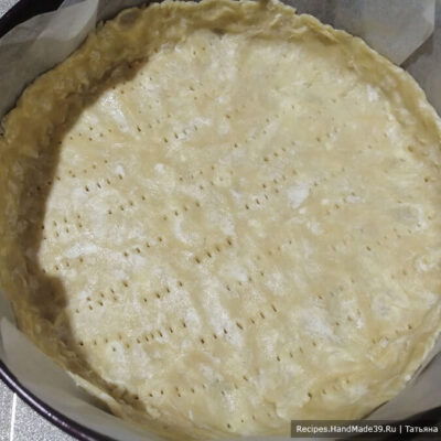 Кезекухен – фото шаг 5. Равномерно распределить тесто, формируя боковые бортики 4 см. Наколоть тесто вилкой