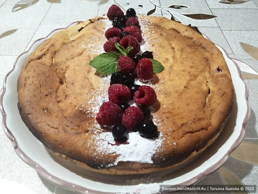 Кезекухен – фото шаг 9. Украсить пирог сахарной пудрой и ягодами по своему вкусу. Приятного аппетита!