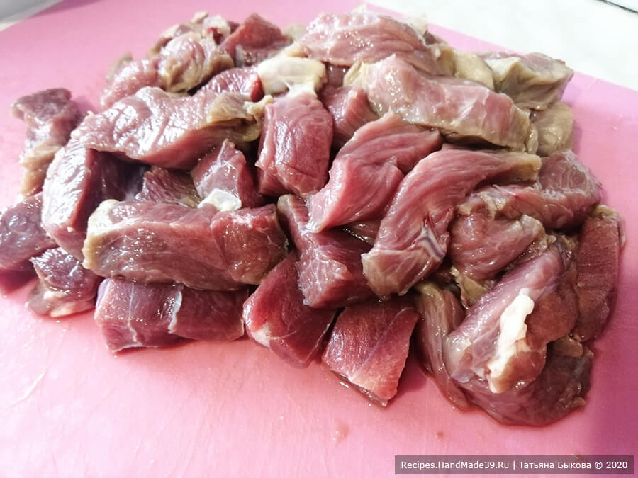 Клефтико – фото шаг 1. Мясо нарезать брусочками, замариновать с оливковым маслом и специями, солью и перцем