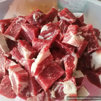 Маклюбе – фото шаг 1. Приготовление мяса: мясо нарезать не мелко и не крупно