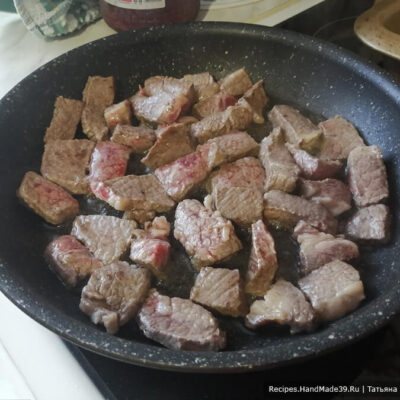 Маклюбе – фото шаг 2. Разогреть на сковороде немного растительного масла, обжарить мясо в 2 приёма до изменения цвета. Убрать со сковороды