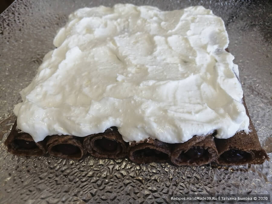 Блинный торт «Монастырская изба» – фото шаг 2. Выложить трубочки из блинов рядами. Нижний (первый) ряд – 6 блинов + слой крема