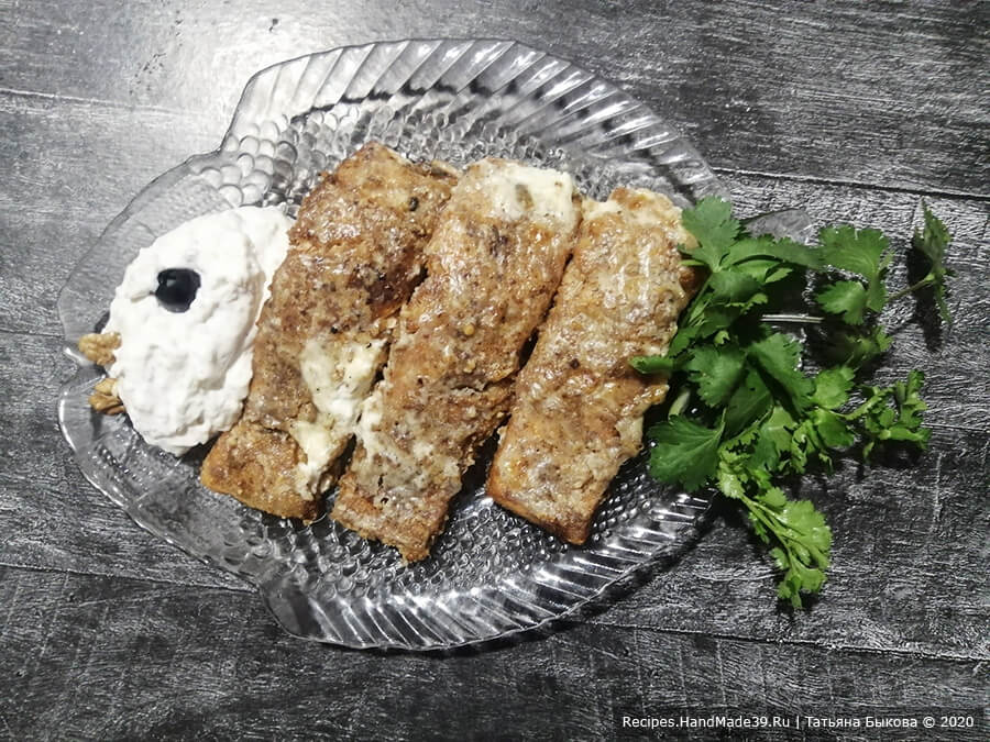 Лосось с орехами – фото шаг 6. Подавать запечённого лосося в ореховой панировке с соусом и свежей зеленью. Приятного аппетита!