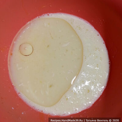 Печенье крекер – фото шаг 3. Влитое масло и молоко перемешать