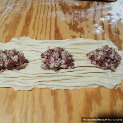 Красивая самса с мясом – фото шаг 7. По длине выложить мясную начинку по 1 полной столовой ложке