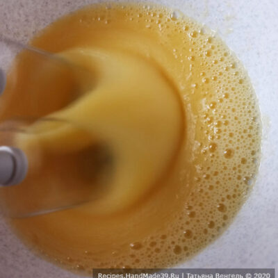 Бисквитный рулет с творожно-масляным кремом – фото шаг 2. Соединить яйца, соль, сахар и взбить в пышную массу