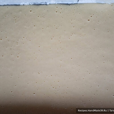 Бисквитный рулет с творожно-масляным кремом – фото шаг 5. Вылить тесто на противень, застеленный пекарской бумагой