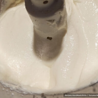 Бисквитный рулет с творожно-масляным кремом – фото шаг 9. Творог взбить со сметаной, сахаром, ванильным сахаром в однородную массу