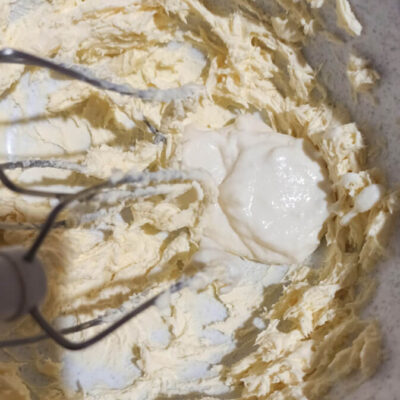 Бисквитный рулет с творожно-масляным кремом – фото шаг 11. Отдельно взбить сливочное масло, добавляя по ложке творожную смесь и взбивая 