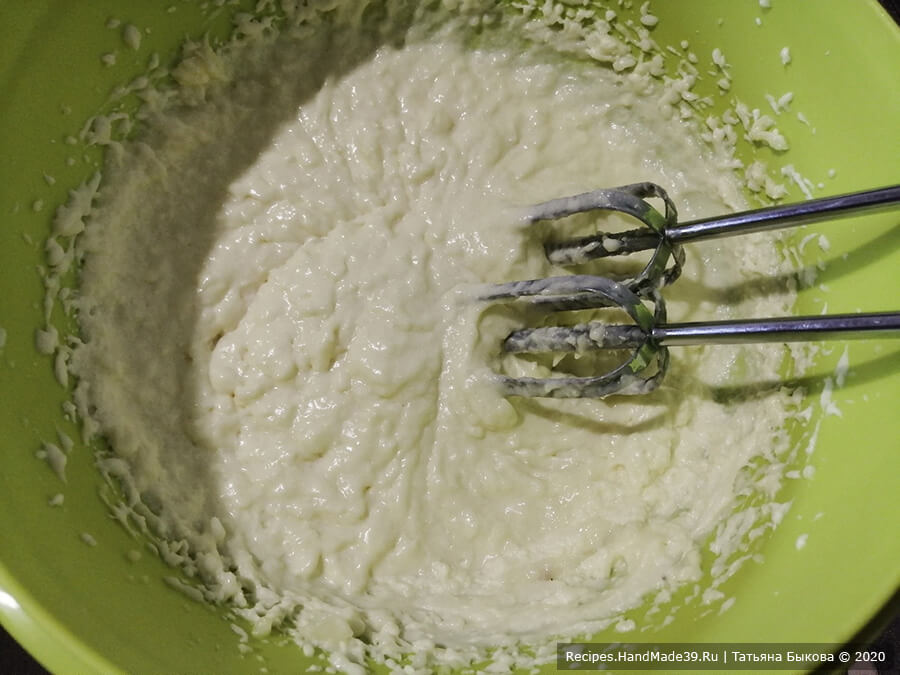Торт «Баунти» – фото шаг 6. Приготовить масляную смесь. Взбить сливочное масло, добавить сгущённое молоко. Затем взбить с охладившейся кокосовой массой. Заварной кокосовый крем готов