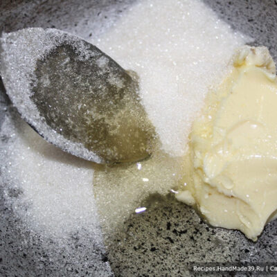 Блинчики «Веснушки» – фото шаг 8. Сливочное масло, вторую половину сахара и мёда соединить и поставить в толстостенной посуде на огонь
