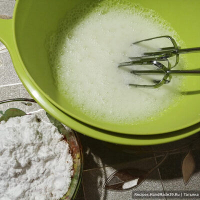 Чизкейк из обычного творога – фото шаг 5. Творожную массу Взбить до пены белки с солью, постепенно добавить в 3-4 приёма сахарную пудру
