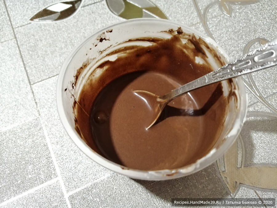 Чизкейк из обычного творога – фото шаг 8. Какао-порошок смешать с молоком и двумя ложками теста. Получается шоколадное тесто