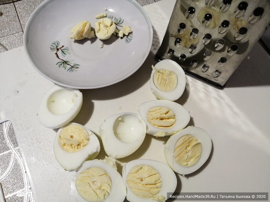 Салат с крабовыми палочками и кукурузой – фото шаг 2. Яйца отварить вкрутую. Остудить, очистить, разделить на белки и желтки