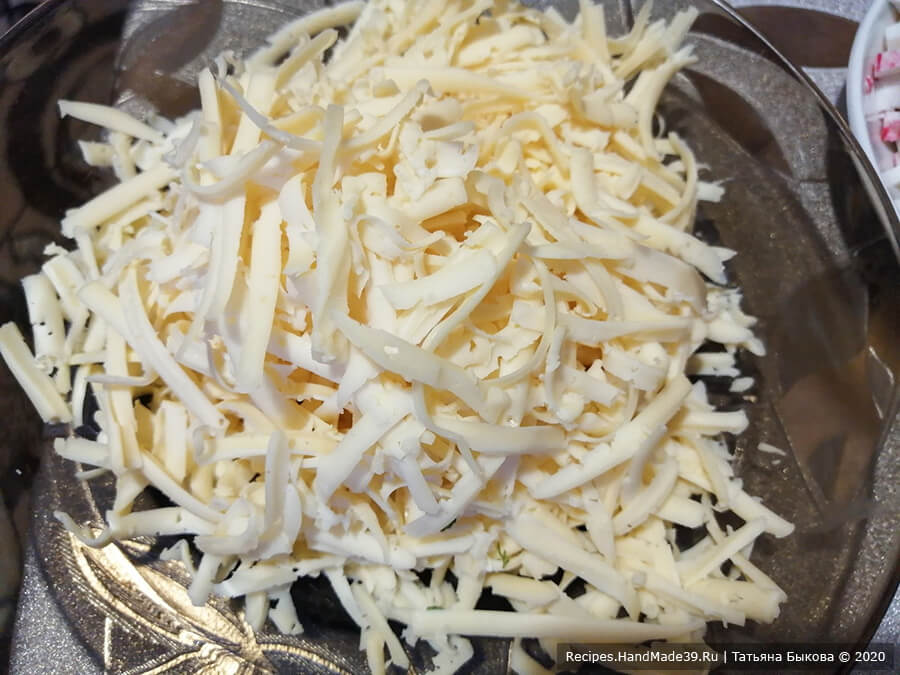 Салат с крабовыми палочками и кукурузой – фото шаг 5. Сыр натереть на крупной терке