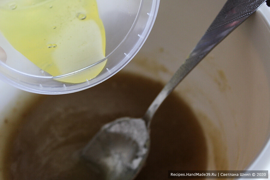 Суфле-зефир – фото шаг 8. В чашу для взбивания добавить 125 г яблочного пюре, сахар, яичный белок, лимонный сок