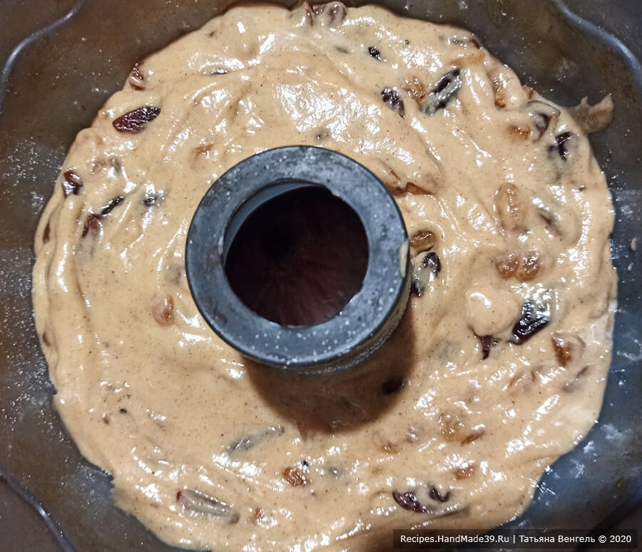 Пряный заварной кекс – фото шаг 5. Форму для выпечки смазать подсолнечным маслом, выложить тесто, разровнять. Выпекать около 50 минут в духовке при температуре 180 °C