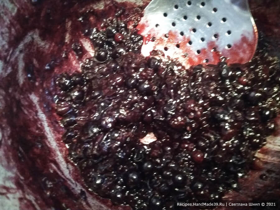 Зефир из чёрной смородины – фото шаг 1. Чёрную смородину промыть. Замороженную предварительно разморозить. Раздавить ягоды в пюре