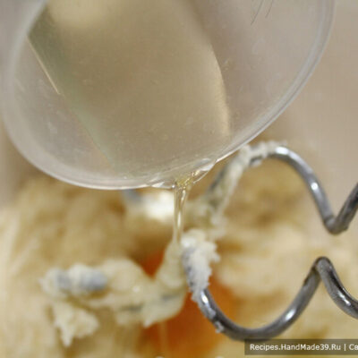 Печенье «Шишки» – фото шаг 2. Добавить растительное масло и яйцо