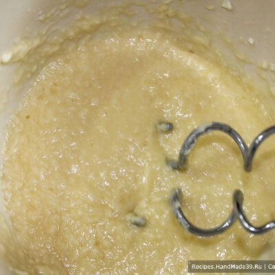 Печенье «Шишки» – фото шаг 3. Растительное масло и яйцо вымешать до однородности